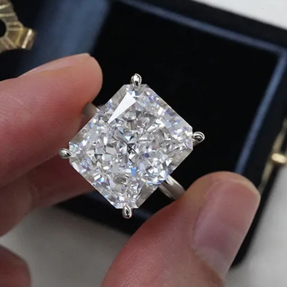18k 7ct Radiant Cut Ring